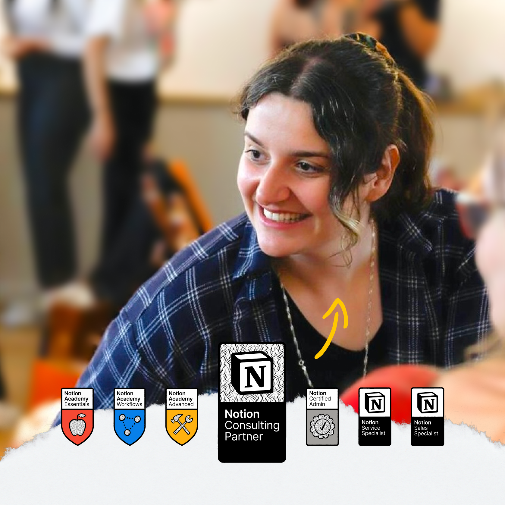 Séverine, consultante Notion certifiée, entourée de ses badges Notion